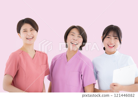 三名護士並排看著鏡頭的照片,粉紅色背景,燦爛的笑容 三名護士並排看著鏡頭的照片,粉紅色背景,燦爛的笑容 121446082