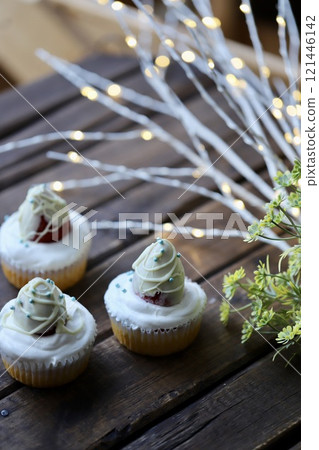 聖誕節用米粉製作的巧克力草莓紙杯蛋糕 121446142