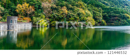 Panorama of autumn leaves at Kawachi Reservoir [Kitakyushu City, Fukuoka Prefecture] 121446532