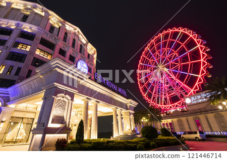 Night view of the E-DA Royal Hotel and the Ferris wheel at the E-DA Theme Park in Dashu, Kaohsiung, Taiwan. 121446714