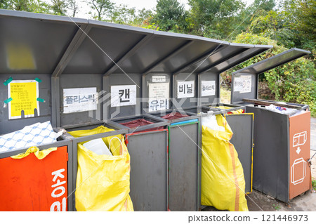 韓國首爾的分離垃圾桶 韓國首爾的分離垃圾桶 121446973