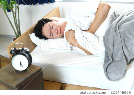 亞洲年輕男子在床上顫抖 亞洲年輕男子在床上顫抖 121446999