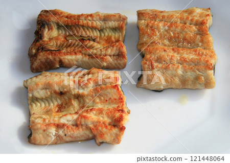 The eels we caught were gutted and grilled. The eels we caught were gutted and grilled. 121448064