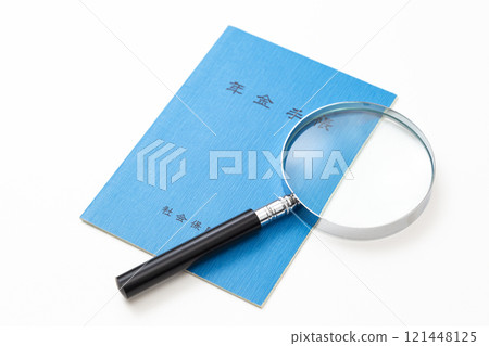 白色背景中的退休金筆記本和放大鏡 白色背景中的退休金筆記本和放大鏡 121448125