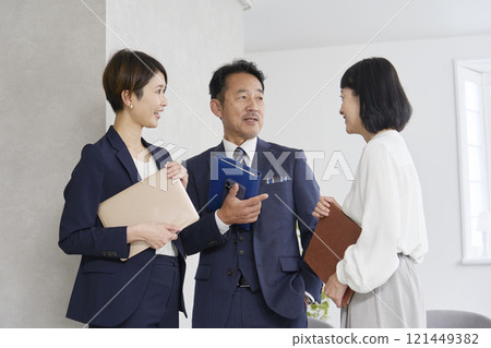 Businesswoman and businessman talking in the office 121449382