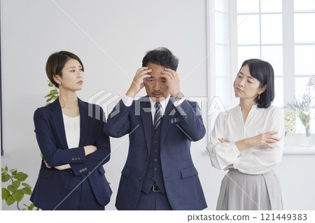 商人抱著他的頭 121449383