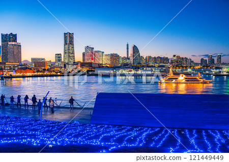 [神奈川縣]橫濱港未來點燈，建築物之間的山谷中富士山的遠景，黃昏 121449449
