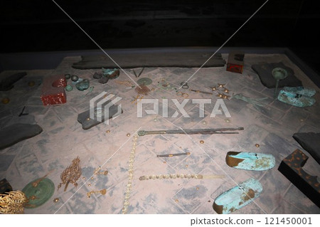 Burial goods from the tomb of King Muryeong, Gongju, South Korea 121450001