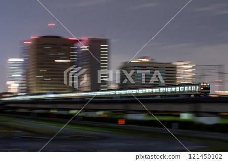 [Tokaido Main Line] A local train crossing the Tama River at night 121450102