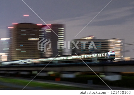 [Tokaido Main Line] A local train crossing the Tama River at night 121450103
