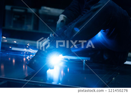 在工廠工作的工人 121450276