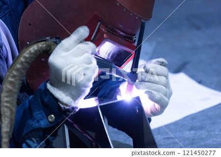 在工廠工作的工人 121450277