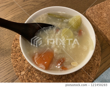 參雞湯:一種用雞肉和人參製成的韓國藥膳湯。 參雞湯:一種用雞肉和人參製成的韓國藥膳湯。 121450283