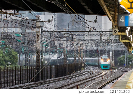 [Tokyo Ueno Line] Limited express train passing through Tamachi Station early in the morning 121451263