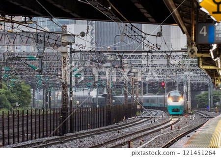 [Tokyo Ueno Line] Limited express train passing through Tamachi Station early in the morning 121451264