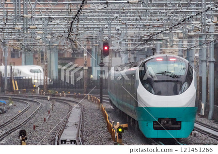[Tokyo Ueno Line] Limited express train passing through Tamachi Station early in the morning 121451266
