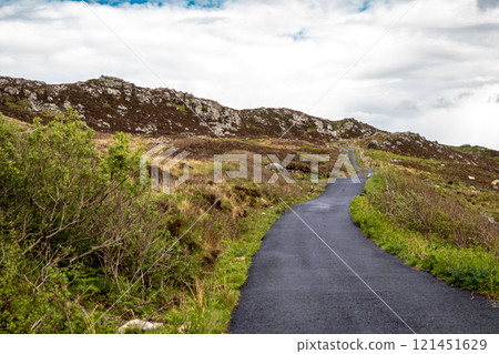 The coastal single track road between Meenacross and Crohy Head south of Dungloe, County Donegal - Ireland 121451629