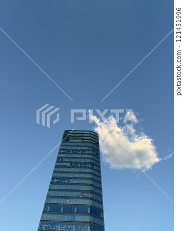 藍天白雲和摩天大樓 121451996