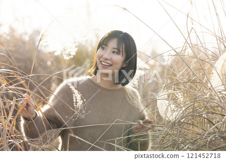 一個女人在潘帕斯草叢中漫步 121452718