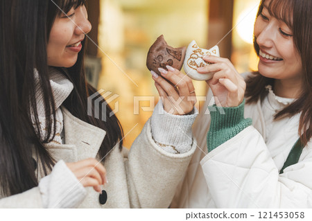 兩個一起旅行的女人一邊旅行一邊吃飯【攝影合作：Nuttari Terrace 商店街】 121453058