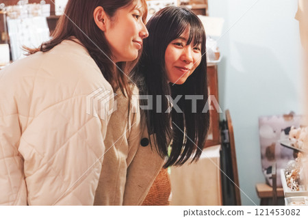 A woman enjoying shopping [Photo courtesy of Nuttari Terrace Shopping Street] 121453082