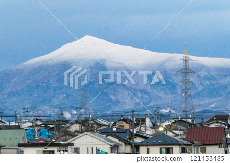 黃昏時從岩手縣瀧澤市看到的北上山姬神山和天保山的結城發電風車 121453485