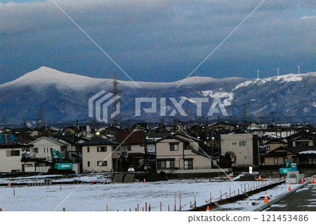 黃昏時從岩手縣瀧澤市看到的北上山姬神山和天保山的結城發電風車 121453486