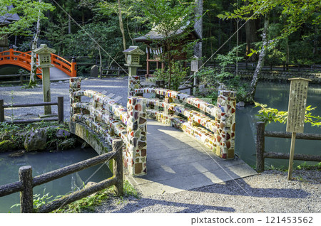 Oguni Shrine: Moriyama-yaki bridge and Kotomachi pond, Morimachi, Shizuoka Prefecture 121453562