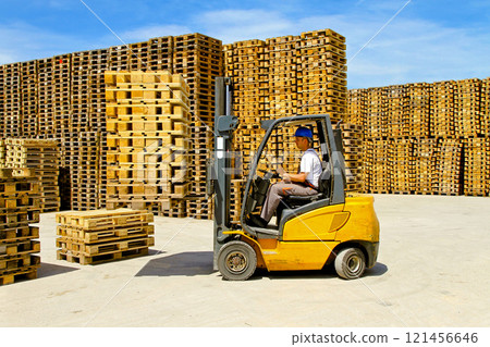 Forklift handling Forklift handling 121456646