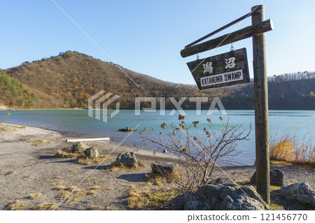 初冬樹葉落盡的鳴子溫泉片沼 初冬樹葉落盡的鳴子溫泉片沼 121456770