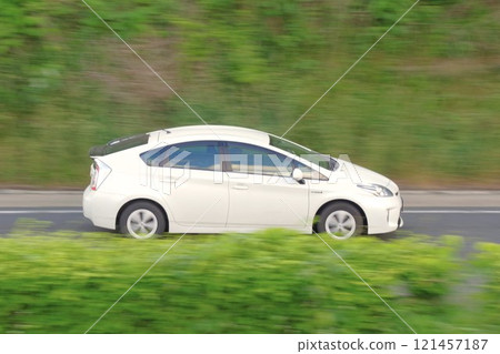行駛中的汽車的搖攝鏡頭:豐田第三代普銳斯 行駛中的汽車的搖攝鏡頭:豐田第三代普銳斯 121457187