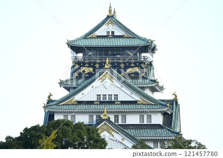 清晨，顧客進入展望台前的大阪城天守閣（固定攝影） 121457780