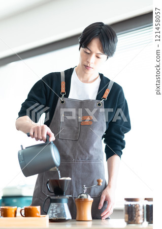 一個男人在家享用正宗的咖啡 一個男人在家享用正宗的咖啡 121458057