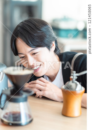 享受滴濾咖啡時間的男性咖啡師的肖像 121458065