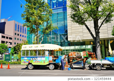 Scenery of downtown Sapporo with the "Sapporo Machibasha" train running 121459444