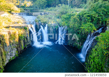 Itaide Falls seen from Kanayama Bridge in autumn, Aira City, Kagoshima Prefecture 121459850
