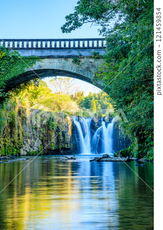 Kanayama Bridge and Itaide Falls in autumn, Aira City, Kagoshima Prefecture Kanayama Bridge and Itaide Falls in autumn, Aira City, Kagoshima Prefecture 121459854