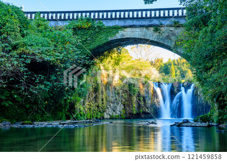 Kanayama Bridge and Itaide Falls in autumn, Aira City, Kagoshima Prefecture Kanayama Bridge and Itaide Falls in autumn, Aira City, Kagoshima Prefecture 121459858