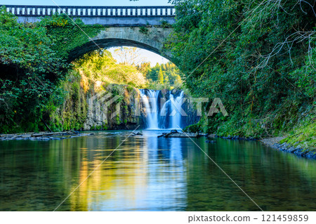Kanayama Bridge and Itaide Falls in autumn, Aira City, Kagoshima Prefecture Kanayama Bridge and Itaide Falls in autumn, Aira City, Kagoshima Prefecture 121459859