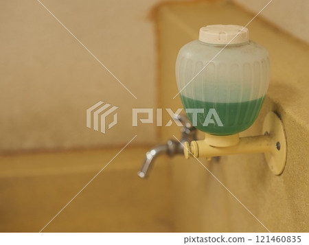 液體肥皂和水龍頭(學校洗手區) 液體肥皂和水龍頭(學校洗手區) 121460835