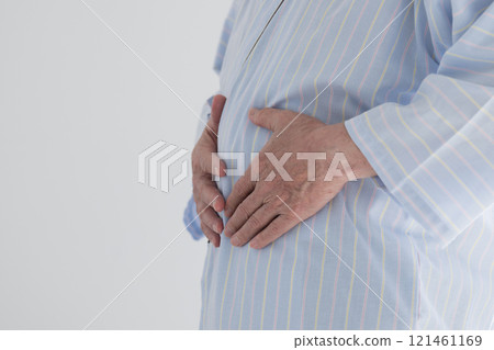 在公司健康檢查中被診斷出患有代謝症候群的無名男子。 在公司健康檢查中被診斷出患有代謝症候群的無名男子。 121461169