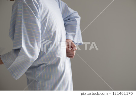 因背痛而擔心自己的下背部的男人 因背痛而擔心自己的下背部的男人 121461170