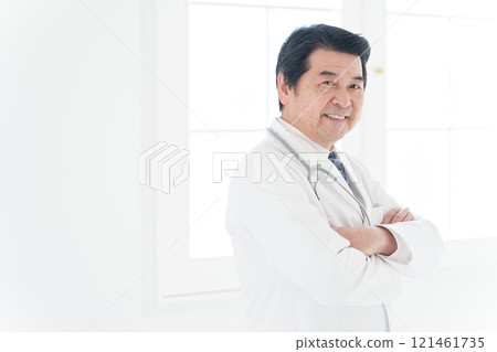 Male doctor in white coat 121461735