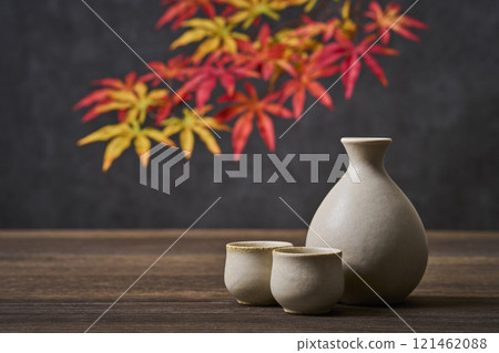 Image of Japanese sake: Tokkuri and sake cup set, maple leaves 121462088