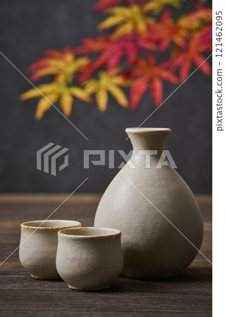 Image of Japanese sake: Tokkuri and sake cup set, maple leaves 121462095