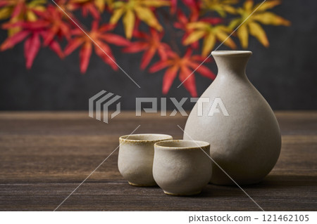 清酒圖片:清酒瓶和choko套裝,紅葉 清酒圖片:清酒瓶和choko套裝,紅葉 121462105