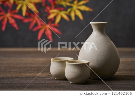 清酒圖片：清酒瓶和choko套裝，紅葉 121462106