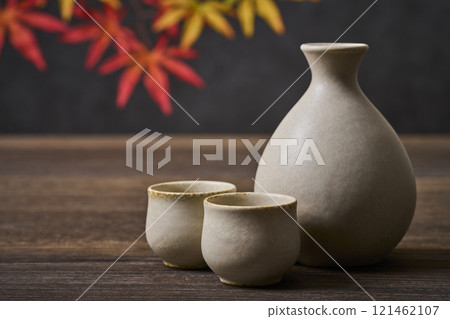 Image of Japanese sake: Tokkuri and sake cup set, maple leaves 121462107