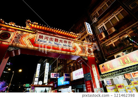 台灣饒河街觀光夜市（台灣台北市松山區） 121462398