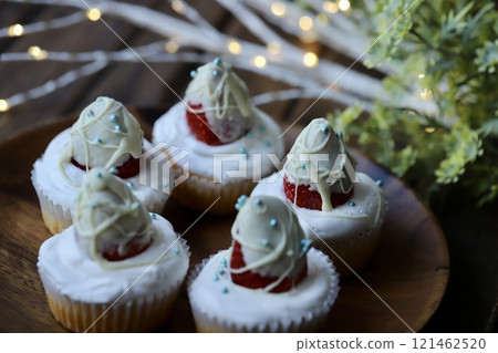 Chocolate strawberry cupcakes made with rice flour for Christmas Chocolate strawberry cupcakes made with rice flour for Christmas 121462520
